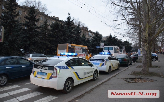 Очередной наезд на пешехода на пешеходном переходе, образовалась автомобильная пробка Фото № 2 Очередной наезд на пешехода на пешеходном переходе, образовалась автомобильная пробка Фото № 2