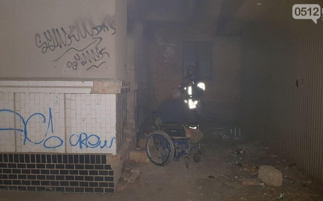 В подвале заброшенного дома произошел пожар, спасатели вынесли из огня бездомного на инвалидной коляске Фото № 3 В подвале заброшенного дома произошел пожар, спасатели вынесли из огня бездомного на инвалидной коляске Фото № 3