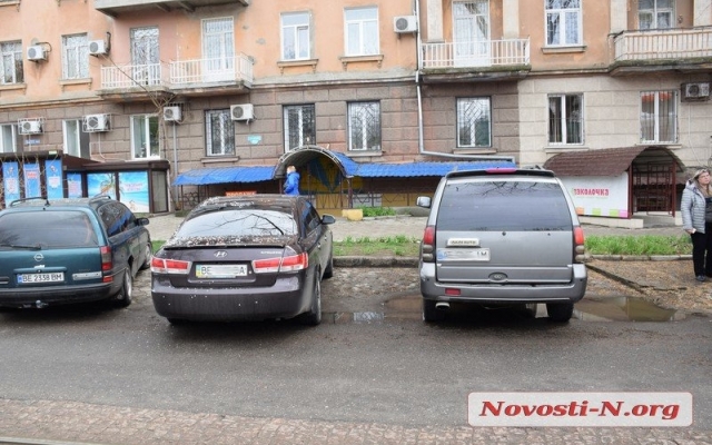 На Декабристов в парковочном кармане столкнулись два автомобиля Фото № 1 На Декабристов в парковочном кармане столкнулись два автомобиля Фото № 1