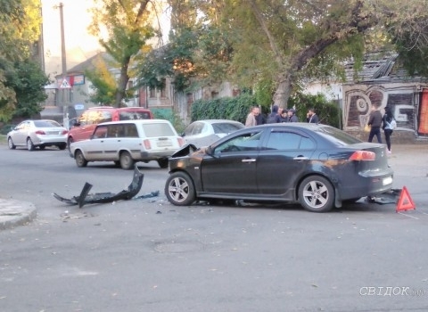 В центре Николаева столкнулись Kia и Mitsubishi Фото № 0 В центре Николаева столкнулись Kia и Mitsubishi Фото № 0