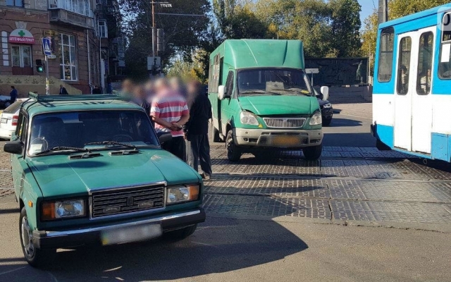 В центре Николаева столкнулись автомобиль «ВАЗ» и маршрутка Фото № 3 В центре Николаева столкнулись автомобиль «ВАЗ» и маршрутка Фото № 3
