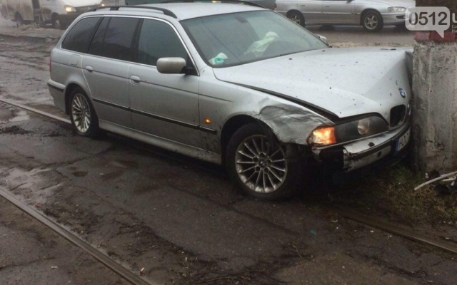 Автомобиль BMW пошел на таран столба Фото № 0 Автомобиль BMW пошел на таран столба Фото № 0