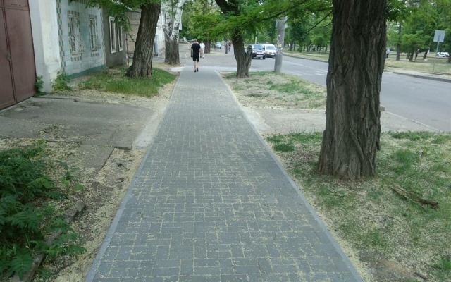На Чкалова укладывают тротуарную плитку и благоустраивают другие улицы Заводского района Фото № 3 На Чкалова укладывают тротуарную плитку и благоустраивают другие улицы Заводского района Фото № 3