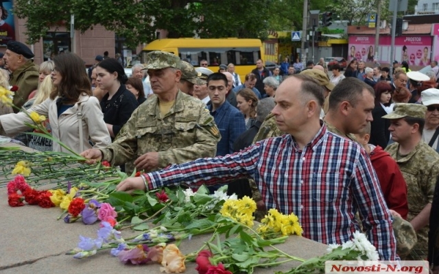 Жители Николаева возложили цветы к Стеле воинам-освободителям Фото № 0 Жители Николаева возложили цветы к Стеле воинам-освободителям Фото № 0