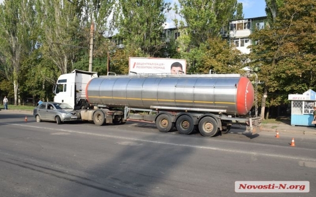 На Героев Сталинграда не смогли разминуться автомобиль и седельный тягач Фото № 3 На Героев Сталинграда не смогли разминуться автомобиль и седельный тягач Фото № 3
