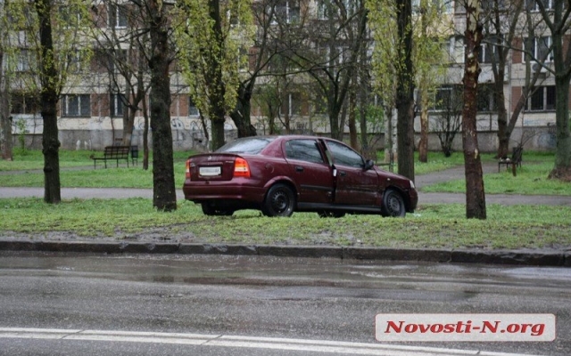 На проспекте Мира от сильного удара автомобиль вылетел на зеленый газон Фото № 5 На проспекте Мира от сильного удара автомобиль вылетел на зеленый газон Фото № 5