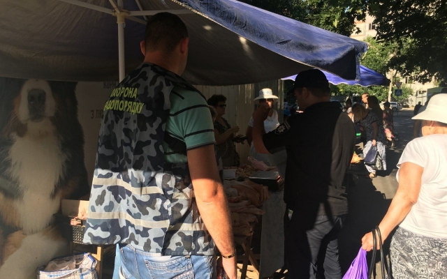 На Колодезной провели рейд и ликвидировали стихийный рынок Фото № 0 На Колодезной провели рейд и ликвидировали стихийный рынок Фото № 0