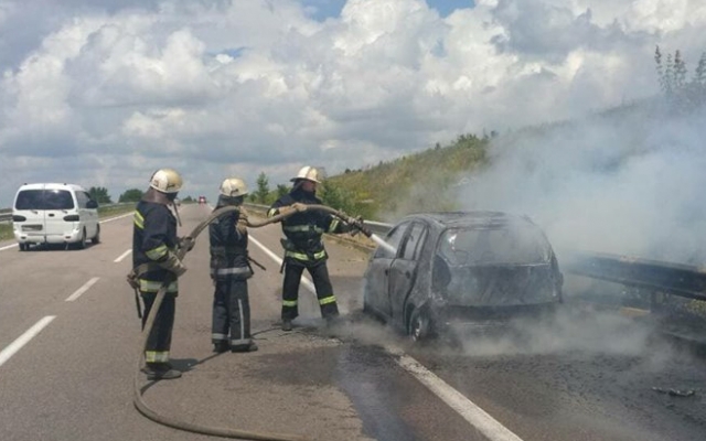 В Кривоозерском районе на трассе «Киев-Одесса» во время движения загорелся автомобиль Фото № 0 В Кривоозерском районе на трассе «Киев-Одесса» во время движения загорелся автомобиль Фото № 0
