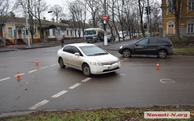 На Большой Морской автомобиль на переходном переходе сбил женщину Фото № 4 На Большой Морской автомобиль на переходном переходе сбил женщину Фото № 4