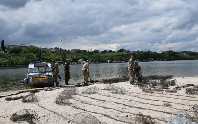 Правоохранители в водоемах Николаева и Николаевской области обнаружили браконьерские орудия лова Фото № 10 Правоохранители в водоемах Николаева и Николаевской области обнаружили браконьерские орудия лова Фото № 10