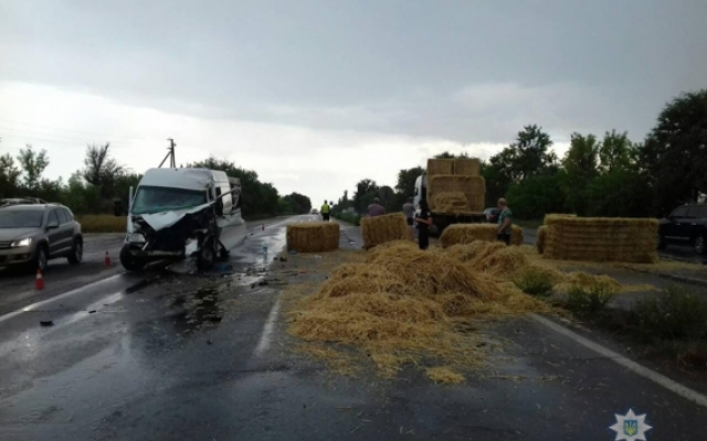 На трассе столкнулись грузовой автомобиль и микроавтобус, есть пострадавшие Фото № 0 На трассе столкнулись грузовой автомобиль и микроавтобус, есть пострадавшие Фото № 0