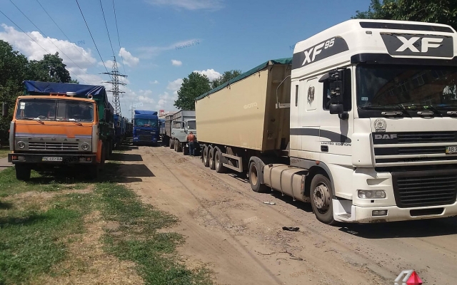 На Авангардной скопилось большое количество зерновозов, движение на Богоявленском проспекте частично заблокировано Фото № 8 На Авангардной скопилось большое количество зерновозов, движение на Богоявленском проспекте частично заблокировано Фото № 8