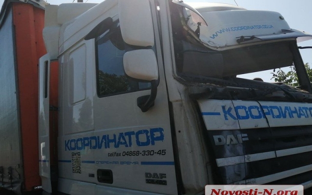 В Николаеве на Одесском шоссе грузовик врезался в столб линии электропередач Фото № 2 В Николаеве на Одесском шоссе грузовик врезался в столб линии электропередач Фото № 2