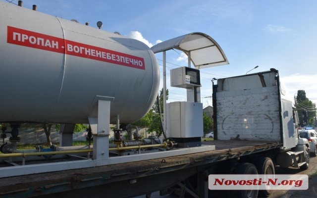 В Николаеве демонтировали газозаправочную станцию, а цистерну с газом привязали веревками к авто и повезли по улицам города Фото № 9 В Николаеве демонтировали газозаправочную станцию, а цистерну с газом привязали веревками к авто и повезли по улицам города Фото № 9