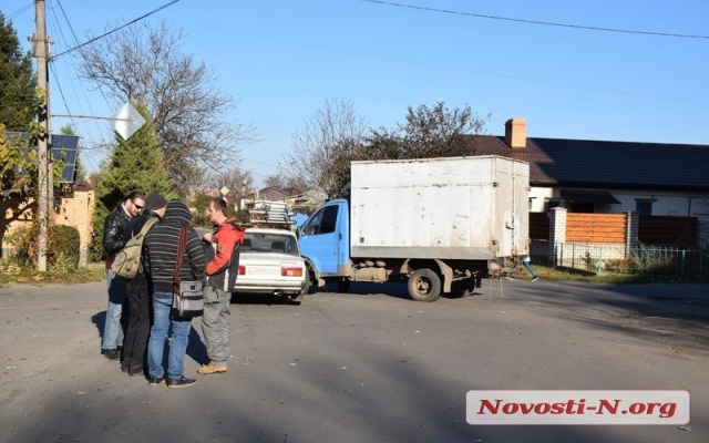 В Николаеве столкнулись грузовик «Газель» и автомобиль «ВАЗ» Фото № 4 В Николаеве столкнулись грузовик «Газель» и автомобиль «ВАЗ» Фото № 4
