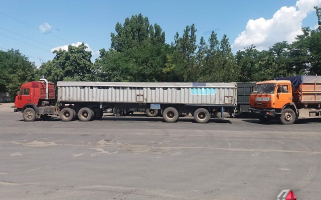На Авангардной скопилось большое количество зерновозов, движение на Богоявленском проспекте частично заблокировано Фото № 7 На Авангардной скопилось большое количество зерновозов, движение на Богоявленском проспекте частично заблокировано Фото № 7