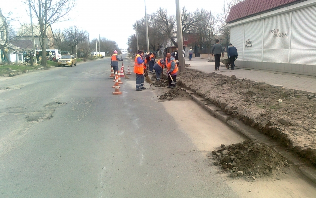 В Центральном районе продолжают убирать улицы от мусор и очищают от грязи прибордюрную часть проезжей части Фото № 5 В Центральном районе продолжают убирать улицы от мусор и очищают от грязи прибордюрную часть проезжей части Фото № 5