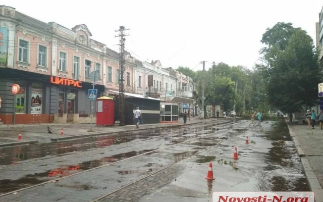 В центре Николаева из-за сильного ветра обвалилась опора контактной сети, полностью перегородив дорогу Фото № 3 В центре Николаева из-за сильного ветра обвалилась опора контактной сети, полностью перегородив дорогу Фото № 3