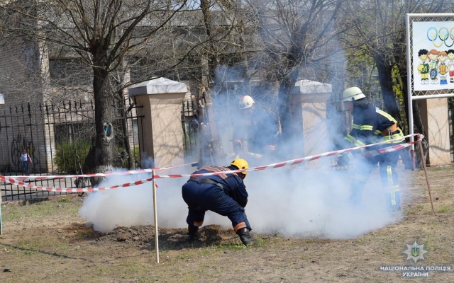 Николаевские полицейские в День гражданской защиты провели для школьников показательные мероприятия Фото № 11 Николаевские полицейские в День гражданской защиты провели для школьников показательные мероприятия Фото № 11