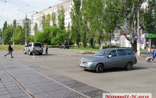 В центре Николаева «Лада» врезалась во внедорожник Фото № 3 В центре Николаева «Лада» врезалась во внедорожник Фото № 3