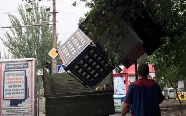 На Пушкинской и Центральном демонтировали нелегальные МАФы Фото № 0 На Пушкинской и Центральном демонтировали нелегальные МАФы Фото № 0