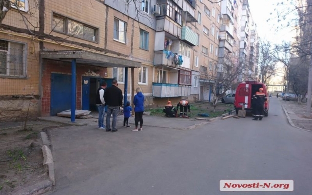 Обрушилась стена и перегородила вход в подъезд жилого дома Фото № 3 Обрушилась стена и перегородила вход в подъезд жилого дома Фото № 3