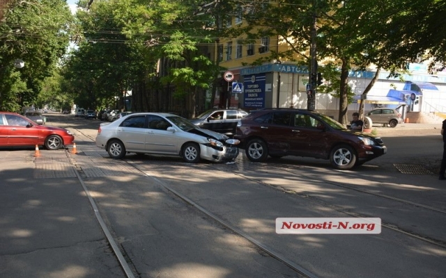 На пересечении Потемкинской и Пушкинской улицы в Николаеве произошло ДТП Фото № 2 На пересечении Потемкинской и Пушкинской улицы в Николаеве произошло ДТП Фото № 2