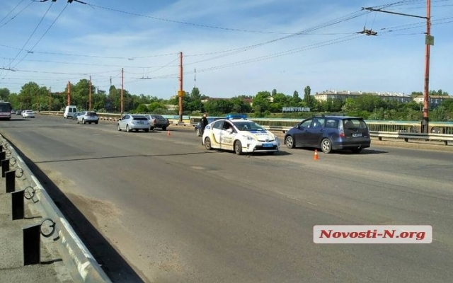 На Ингульском мосту у автомобиля отвалилось колесо, ударилось в иномарку и улетело в реку Фото № 2 На Ингульском мосту у автомобиля отвалилось колесо, ударилось в иномарку и улетело в реку Фото № 2