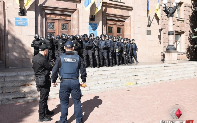 У здания Николаевской мэрии спецназ полиции провел учения и отрабатывал действия на случай нападения радикалов Фото № 11 У здания Николаевской мэрии спецназ полиции провел учения и отрабатывал действия на случай нападения радикалов Фото № 11