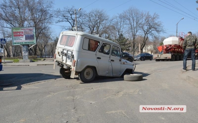 На Пушкинской автомобиль «УАЗ-3151» провалился в яму Фото № 4 На Пушкинской автомобиль «УАЗ-3151» провалился в яму Фото № 4