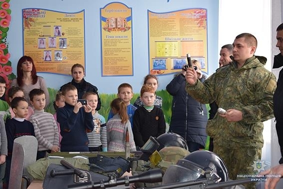 Ученики Веснянской школы провели один день с полицейскими и познакомились с их работой Фото № 3 Ученики Веснянской школы провели один день с полицейскими и познакомились с их работой Фото № 3