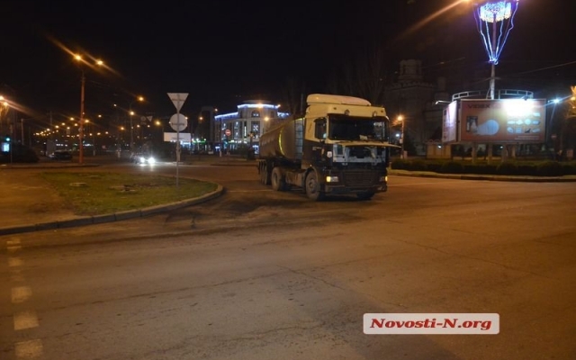 На Центральном проспекте застрял тягач с цистерной, груженной 20 тоннами подсолнечного масла Фото № 3 На Центральном проспекте застрял тягач с цистерной, груженной 20 тоннами подсолнечного масла Фото № 3