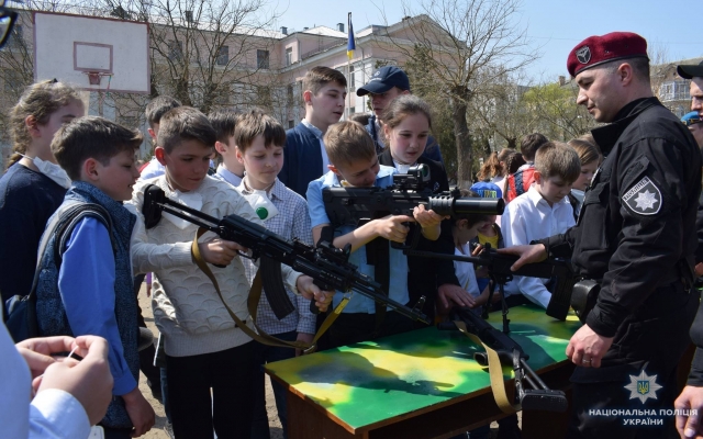 Николаевские полицейские в День гражданской защиты провели для школьников показательные мероприятия Фото № 14 Николаевские полицейские в День гражданской защиты провели для школьников показательные мероприятия Фото № 14