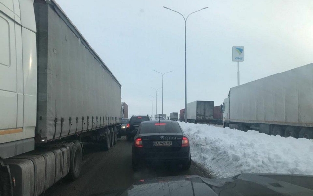 Капризы природы: на трассе по направлению в Киев автомобили стояли в пробке Фото № 2 Капризы природы: на трассе по направлению в Киев автомобили стояли в пробке Фото № 2