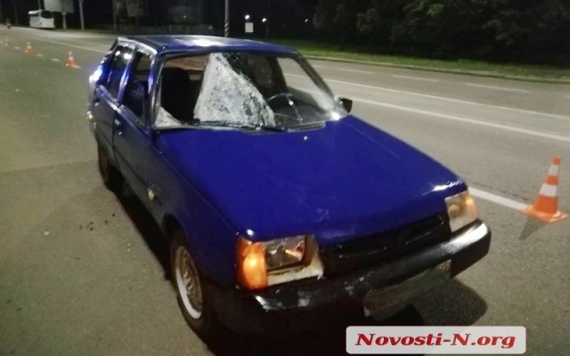 На Богоявленском проспекте молодой мужчина бросился под колеса автомобиля, с тяжелыми травмами его увезли в больницу Фото № 3 На Богоявленском проспекте молодой мужчина бросился под колеса автомобиля, с тяжелыми травмами его увезли в больницу Фото № 3