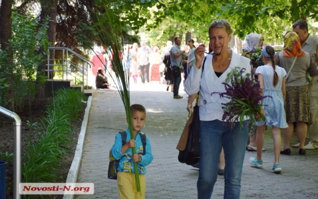 Православные Николаева сегодня отмечают день Святой Троицы Фото № 21 Православные Николаева сегодня отмечают день Святой Троицы Фото № 21