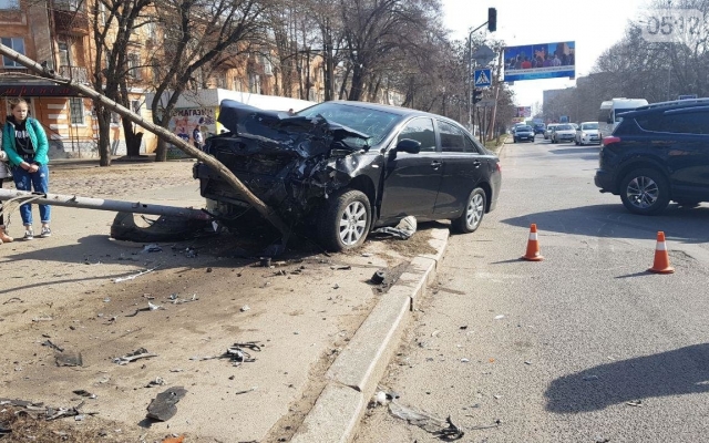 На Богоявленском проспекте столкнулись автомобили Toyota и Renault, есть пострадавшие Фото № 4 На Богоявленском проспекте столкнулись автомобили Toyota и Renault, есть пострадавшие Фото № 4