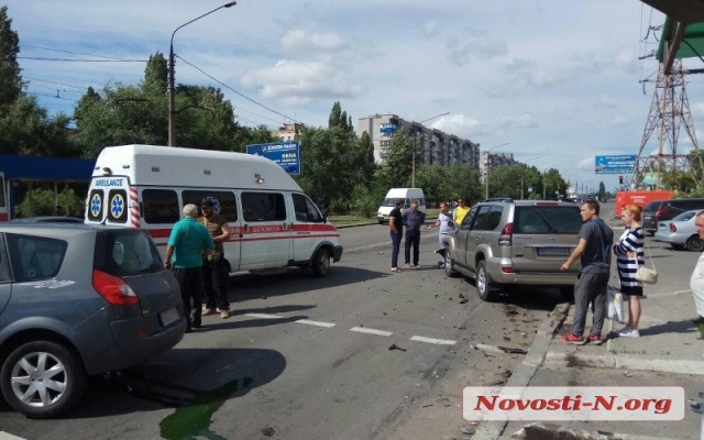 На Космонавтов не поделили перекресток два автомобиля, есть пострадавшие Фото № 0 На Космонавтов не поделили перекресток два автомобиля, есть пострадавшие Фото № 0