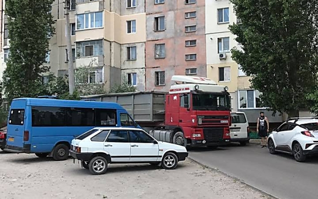 В Николаеве фура-зерновоз проехала по двору многоэтажки, большегруз «протиснулась» между легковыми машинами Фото № 1 В Николаеве фура-зерновоз проехала по двору многоэтажки, большегруз «протиснулась» между легковыми машинами Фото № 1