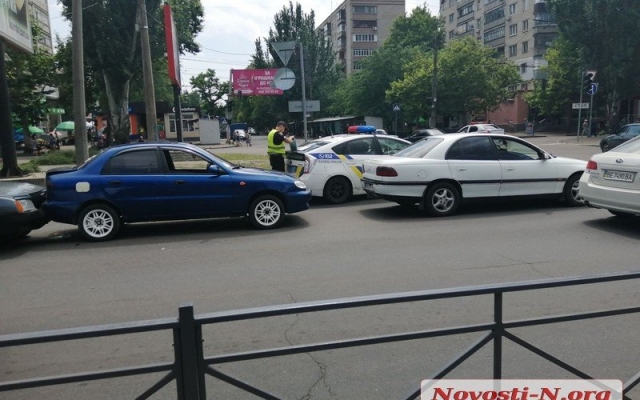 Из-за неработающего светофора на Центральном проспекте столкнулись три автомобиля, есть пострадавшие Фото № 2 Из-за неработающего светофора на Центральном проспекте столкнулись три автомобиля, есть пострадавшие Фото № 2