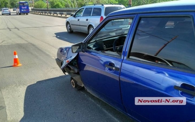 На Ингульском мосту у автомобиля отвалилось колесо, ударилось в иномарку и улетело в реку Фото № 6 На Ингульском мосту у автомобиля отвалилось колесо, ударилось в иномарку и улетело в реку Фото № 6