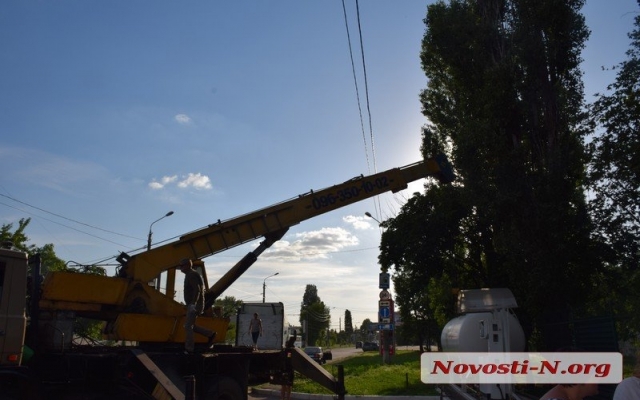 В Николаеве демонтировали газозаправочную станцию, а цистерну с газом привязали веревками к авто и повезли по улицам города Фото № 2 В Николаеве демонтировали газозаправочную станцию, а цистерну с газом привязали веревками к авто и повезли по улицам города Фото № 2