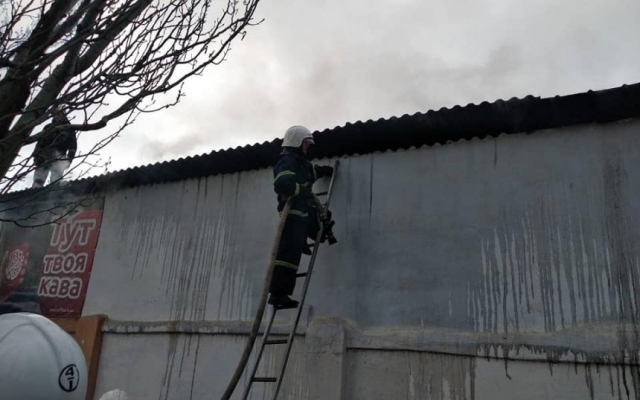 В Ингульском районе горят склады столярной мастерской, работают спасатели Фото № 4 В Ингульском районе горят склады столярной мастерской, работают спасатели Фото № 4