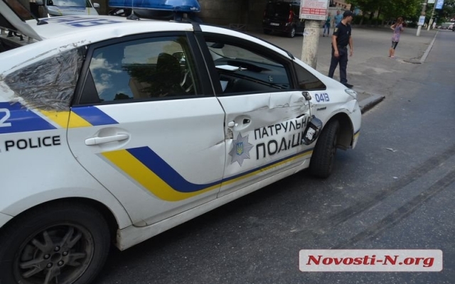 На Никольской патрульная машина столкнулась с грузовым автомобилем с прицепом Фото № 0 На Никольской патрульная машина столкнулась с грузовым автомобилем с прицепом Фото № 0