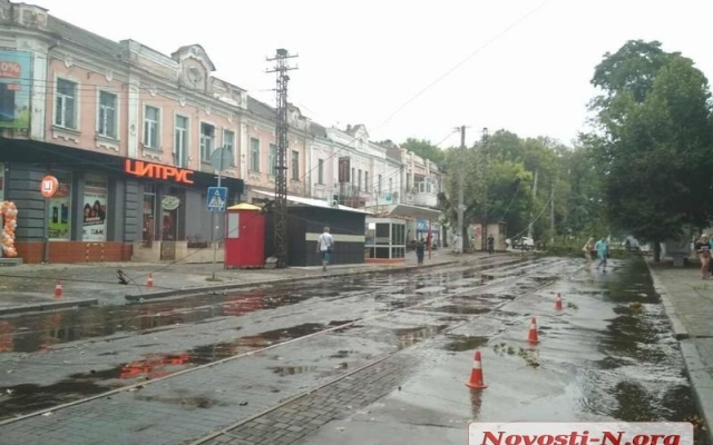 В центре Николаева из-за сильного ветра обвалилась опора контактной сети, полностью перегородив дорогу Фото № 0 В центре Николаева из-за сильного ветра обвалилась опора контактной сети, полностью перегородив дорогу Фото № 0