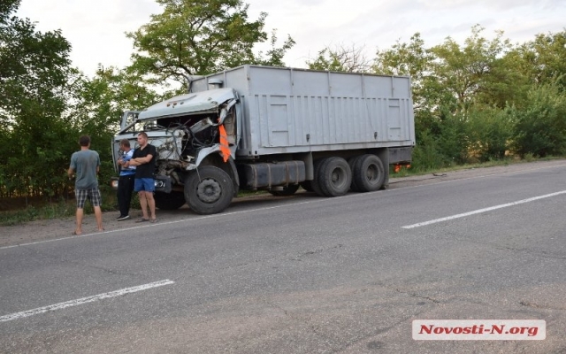 На трассе «Одесса-Николаев» грузовой автомобиль «КамАЗ» с прицепом улетел в кювет и врезался в дерево Фото № 3 На трассе «Одесса-Николаев» грузовой автомобиль «КамАЗ» с прицепом улетел в кювет и врезался в дерево Фото № 3