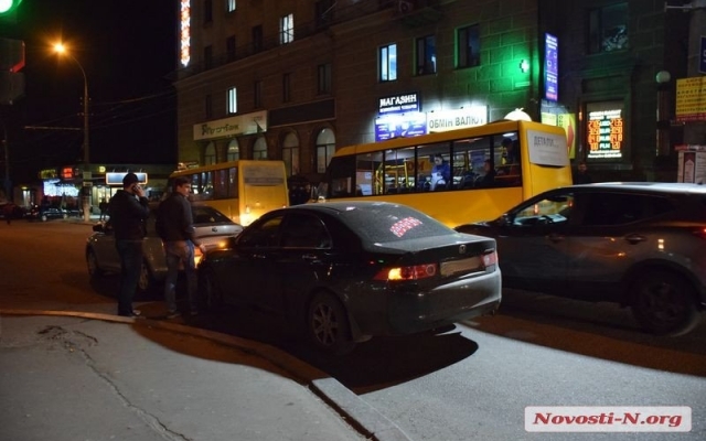 На Центральном проспекте в потоке машин столкнулись два автомобиля Фото № 2 На Центральном проспекте в потоке машин столкнулись два автомобиля Фото № 2