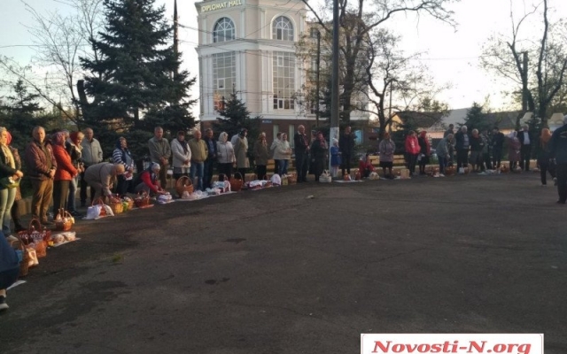 Православные жители Николаева отмечают Светлое Христово Воскресение и освящают пасхальные куличи Фото № 3 Православные жители Николаева отмечают Светлое Христово Воскресение и освящают пасхальные куличи Фото № 3