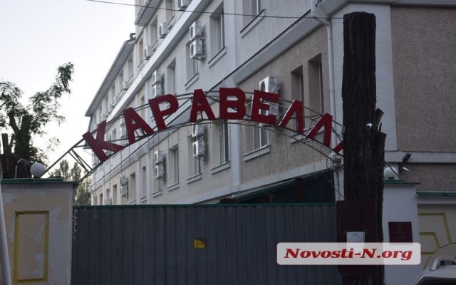 Неадекватный мужчина бросал камнями в постояльцев одной из николаевских гостиниц Фото № 5 Неадекватный мужчина бросал камнями в постояльцев одной из николаевских гостиниц Фото № 5