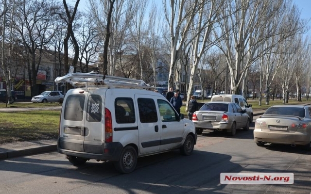 На Центральном проспекте яма стала причиной аварии с участием трех машин Фото № 7 На Центральном проспекте яма стала причиной аварии с участием трех машин Фото № 7